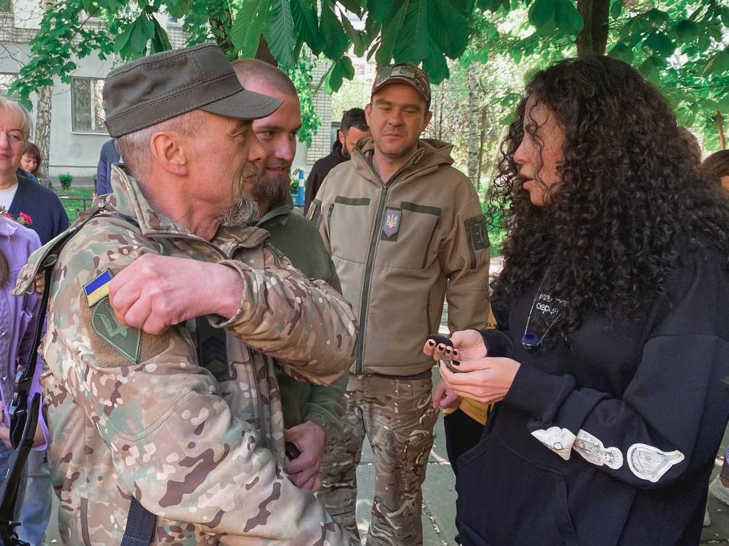 Помощь ВСУ, слезы счастья и никакого русского языка: 10 фактов о туре Насти Каменских